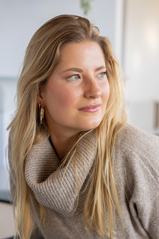 Blonde junge Frau in beigem Pullover schaut zur Seite - Portrait Fotograf Stuttgart