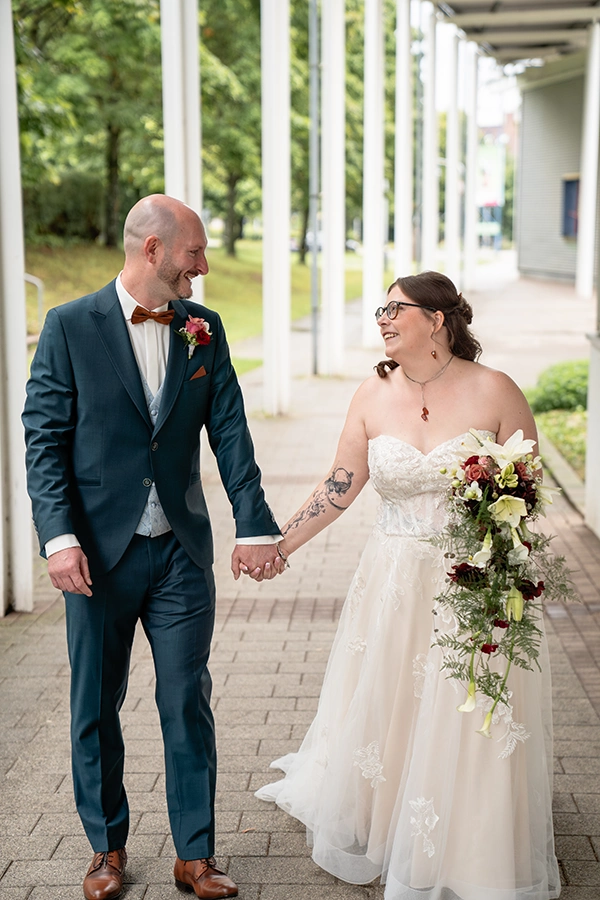 Hochzeitsfotograf Stuttgart - Hochzeitspaar laufend schaut sich gegenseitig an