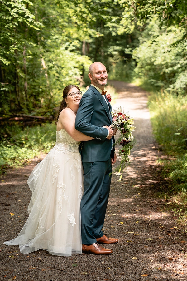 Hochzeit Schmellbachtal Leinfelden-Echterdingen: Braut umarmt Bräutigam von hinten