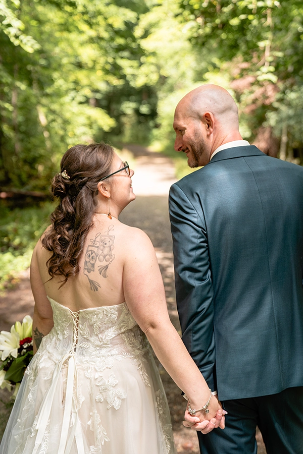 Waldgasthof Schmellbachtal Hochzeit - Brautpaar läuft Hand in Hand