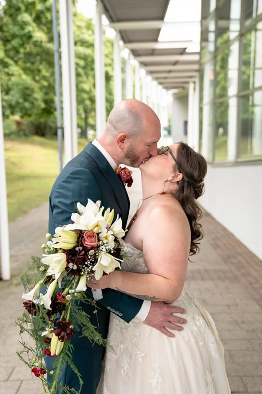 Küssendes Brautpaar in Säulengang