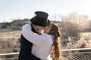 Hochzeitspaar küsst sich