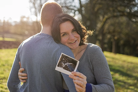 Babybauchshooting - werdende Mutter mit Ultraschallbild