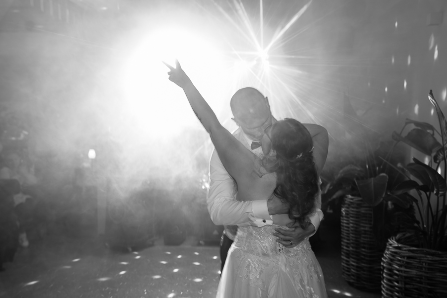 Brautpaar küsst sich auf Tanzfläche - Eventlocation Schmellbachtal