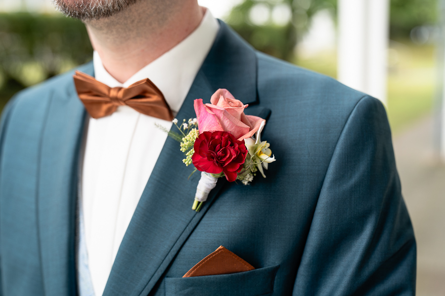 Bräutigam mit Fliege und Blumengesteck am Revers