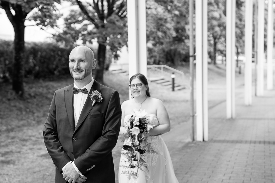 Brautpaar in Schwarzweiß, Braut läuft zum Bräutigam