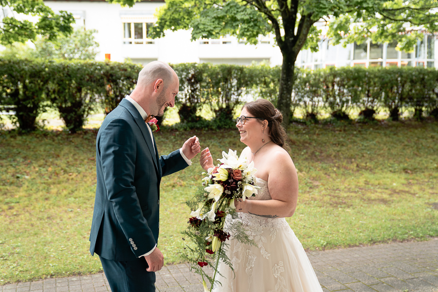 Brautpaar sieht sich zum ersten Mal beim First Look