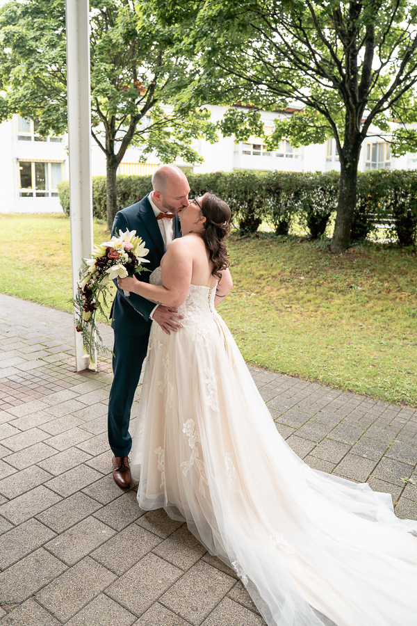 Brautpaar in Filderstadt küsst sich beim first Look