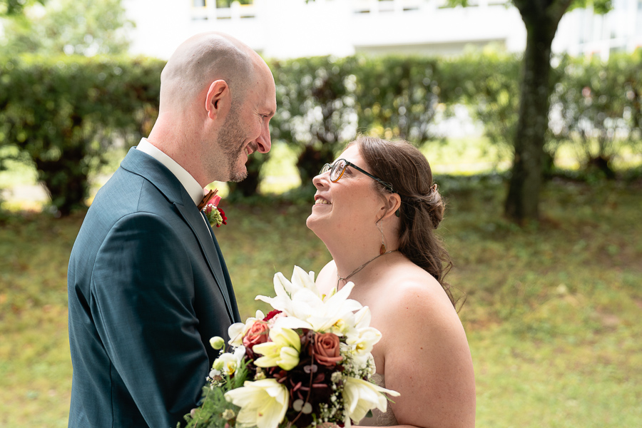 Brautpaar schaut sich beim First Look verliebt an in Filderstadt