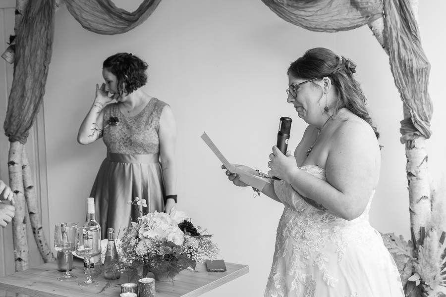 Emotionaler Moment bei freier Trauung im Schmellbachtal - Gelübde der Braut