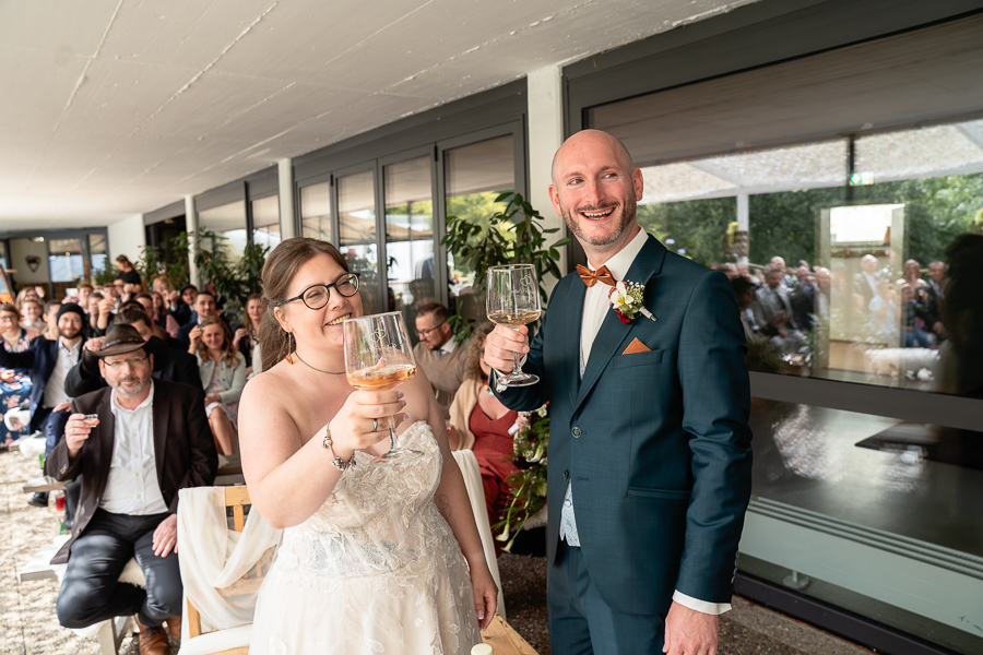 Freie Trauung im Schmellbachtal - Brautpaar stoßt mit Met an - Trauritual