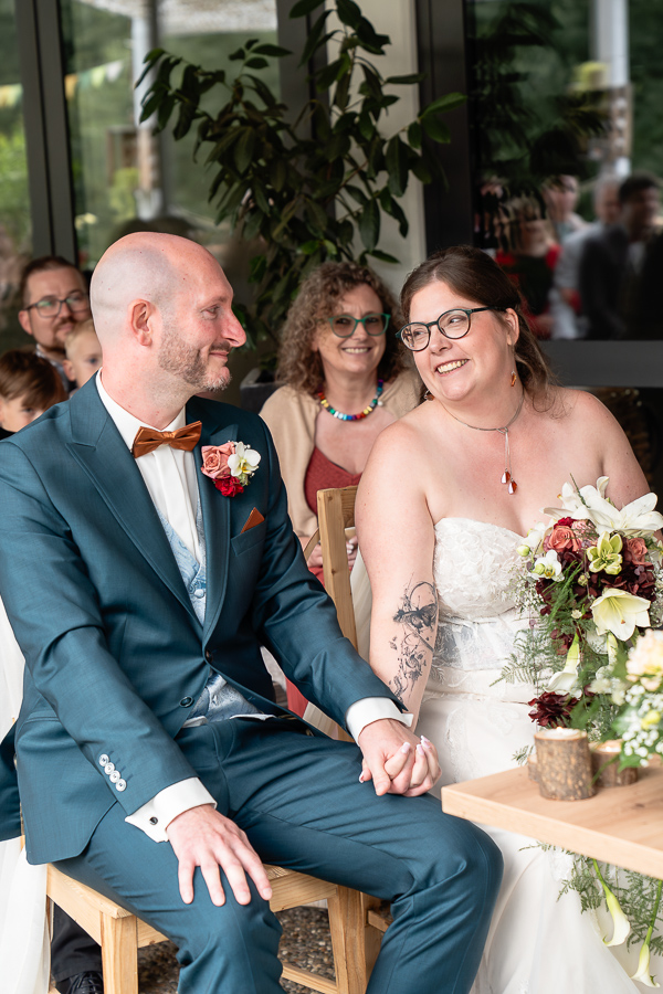 Brautpaar lächelt sich gegenseitig an bei freier Trauung im Schmellbachtal