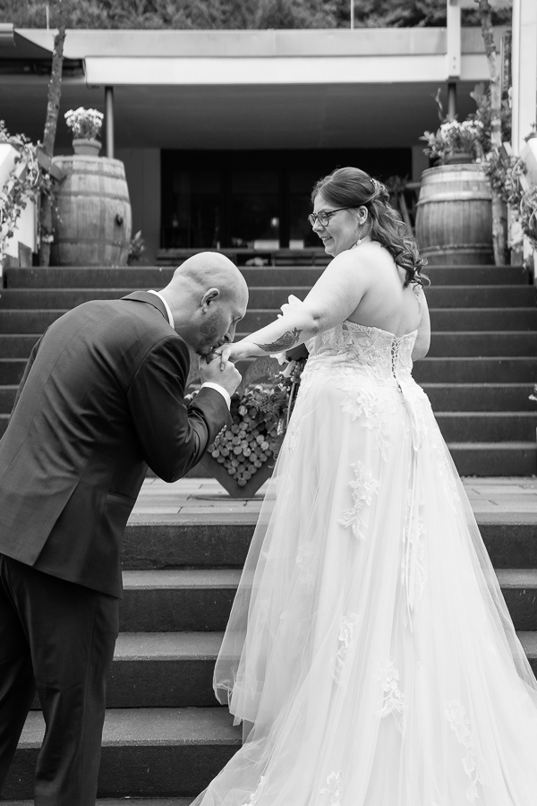 Hochzeit im Schmellbachtal Leinfelden-Echterdingen: Bräutigam küsst die Hand der Braut
