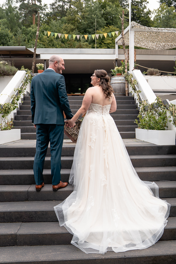 Brautpaar steht auf Treppe des Eventlocation Schmellbachtal - Hochzeitsfotograf Leinfelden-Echterdingen