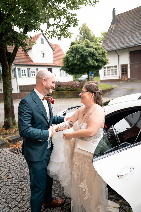Brautpaar steigt aus Auto - standesamtliche Trauung in Filderstadt