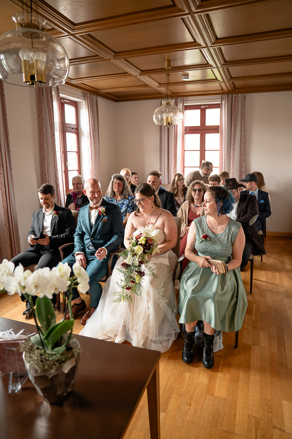 Standesamtliche Trauung in Fildestadt - Brautpaar mit kleiner Hochzeitsgesellschaft