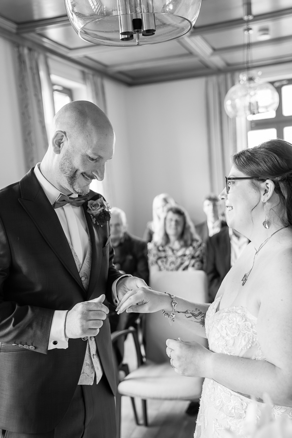 Ringtausch bei standesamtlicher Hochzeit in Filderstadt - Hochzeitsfotograf