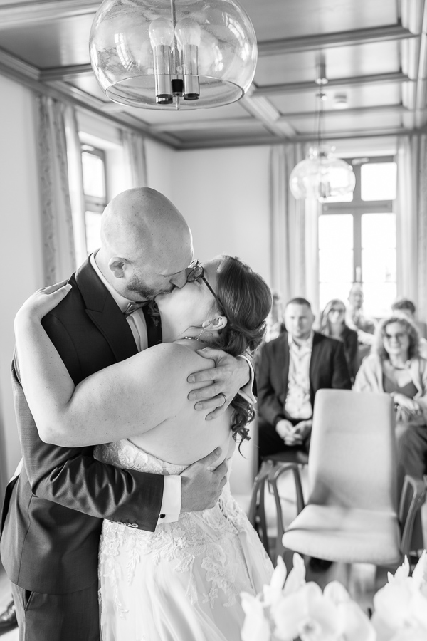Erster Kuss des Brautpaares bei standesamtlicher Hochzeit in Filderstadt