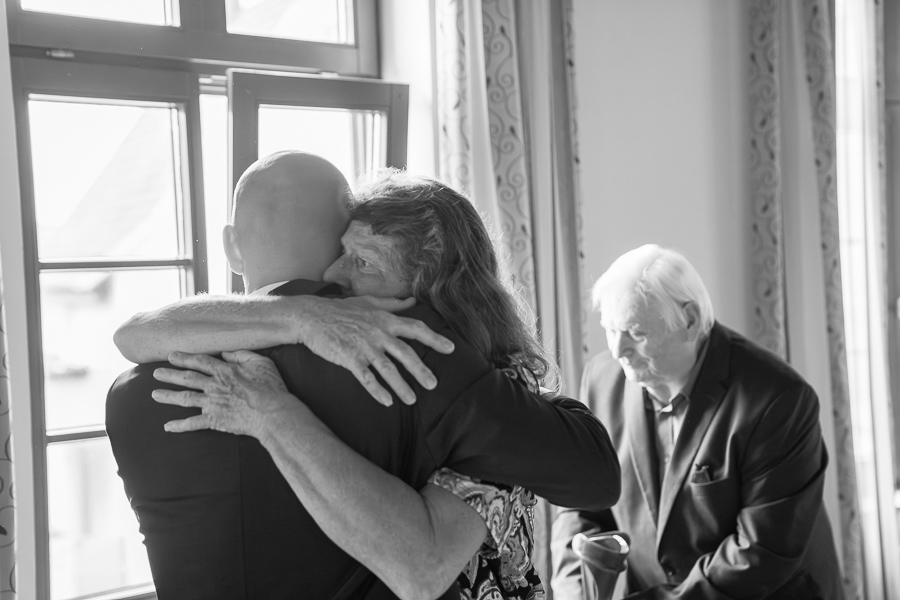 Mutter des Bräutigams gratuliert dem Bräutigam - Bild in Schwarzweiß