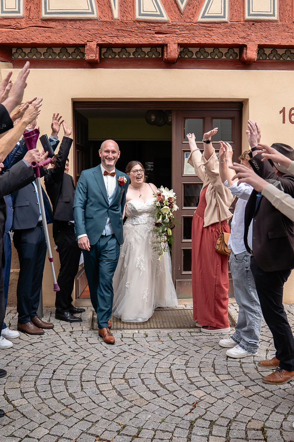 Brautpaar wird durch Spalier empfangen - Standesamt Filderstadt