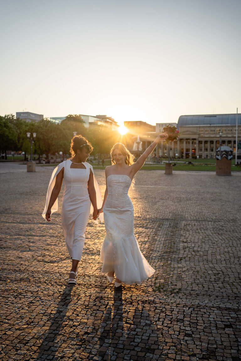 Brautpaar jubelt am Schlossplatz Stuttgart zum Sonnenuntergang