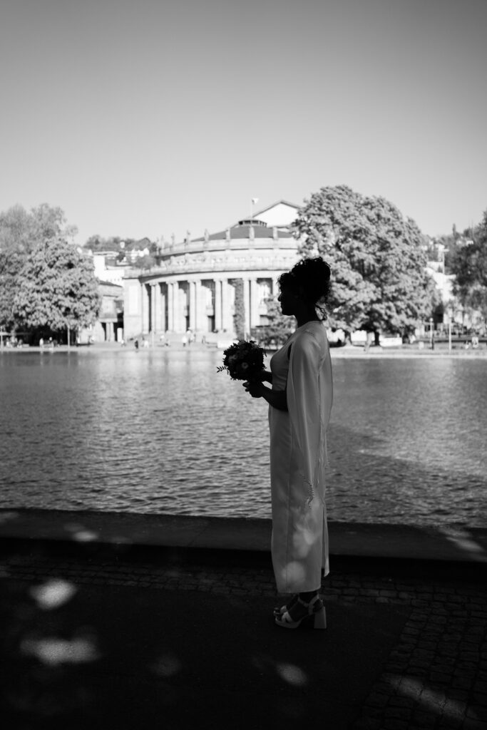 Schwarzweißbild, First Look von Braupaar vor der Stuttgarter Oper