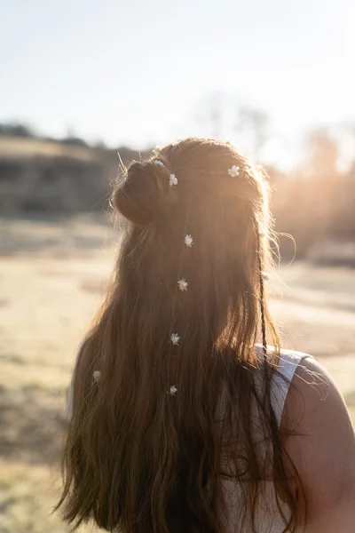 Boho-Brautfrisur von hinten im Sonnenschein