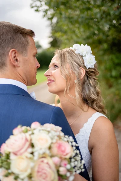 Braut-schaut-auf-Bräutigam-DSC00672