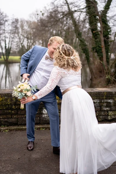 Stürmischer Kuss eines Brautpaares