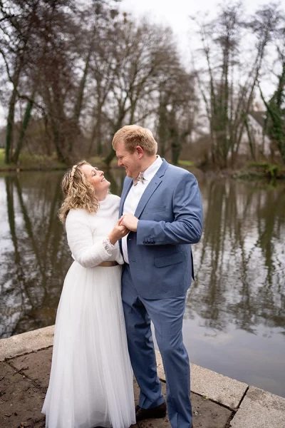 Brautpaar tanzt am See