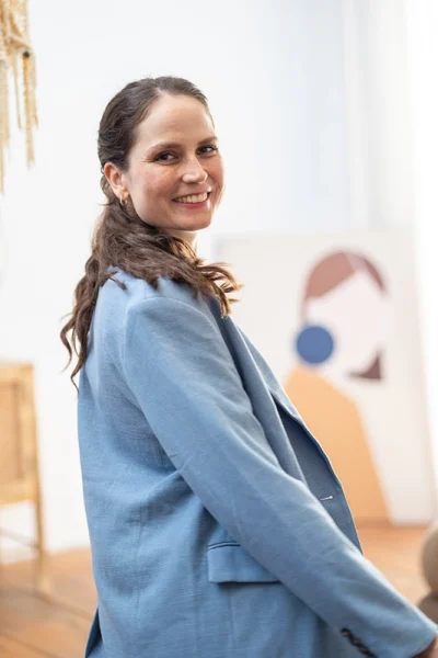 Businessfrau in hellblauem Blazer