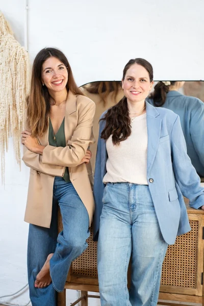 Zwei Frauen in casual Businesskleidung stehen nebeneinander an Sideboard gelehnt - Personal Branding Fotograf Stuttgart