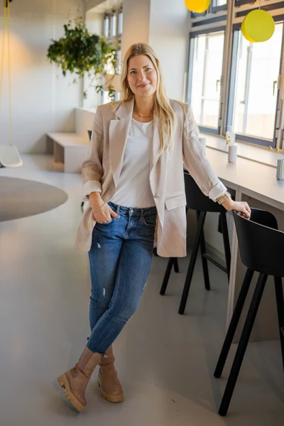 Frau in casual Businesskleidung steht lässig - Personal Branding Fotograf Stuttgart