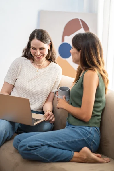 Zwei Frauen sitzen mit Laptop auf hellem Sofa - Personal Branding Fotograf Stuttgart