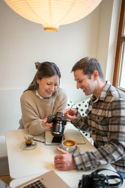 Fotografenteam schauen Bilder auf Kamera in einem Café an