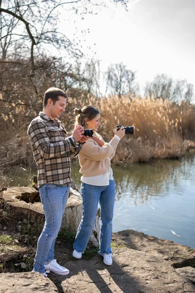 Fotografenteam fotografieren zusammen am See