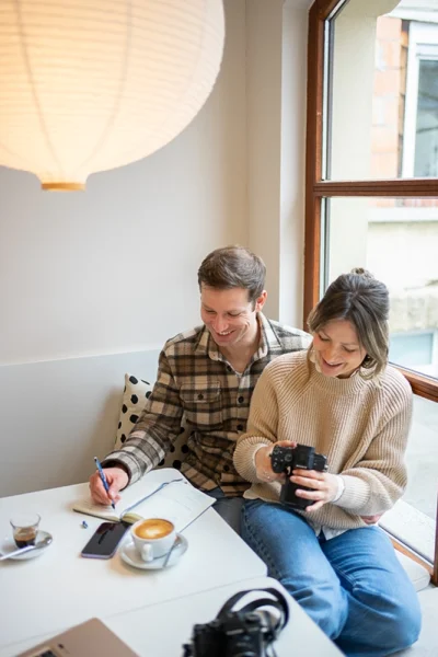 Fotografenteam arbeitet zusammen im Café