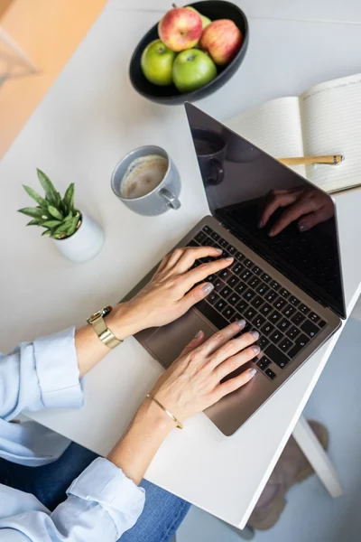 Frauenhände tippen auf Laptoptastatur - Personal Branding Fotograf Stuttgart