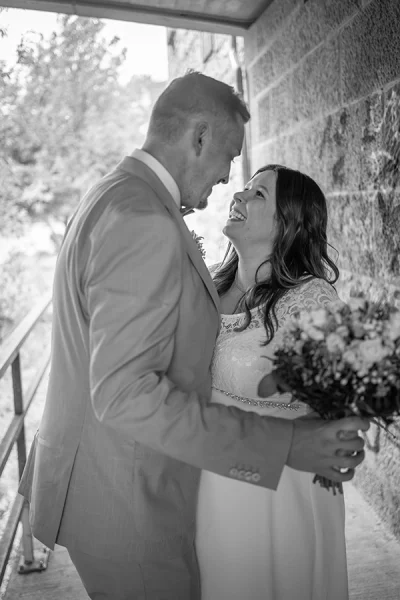 Brautpaar in Schwarzweiß tanz unter Brücke