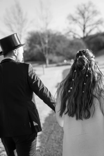 Alternatives Brautpaar: Bräutigam trägt Zylinder